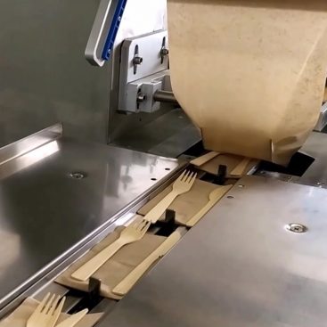 Συσκευασία ανακυκλώσιμων κουβέρ σε χάρτινη συσκευασία